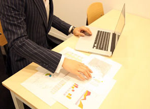 調査計画立案中のカウンセラー