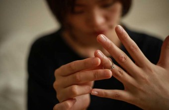 浮気調査の後、離婚を考える女性