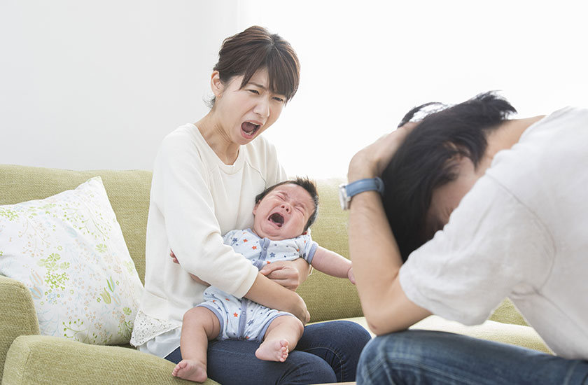 赤ちゃんを抱きながら夫の浮気を責める妻