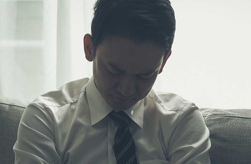 妻の浮気疑惑に落ち込む男性