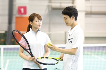 テニスコーチと既婚女性