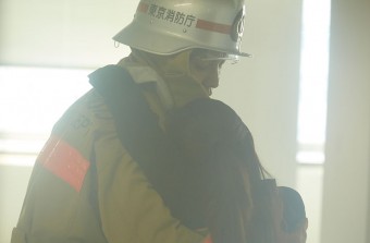 救助活動を行う消防士