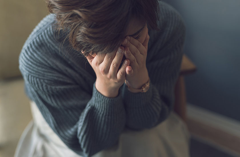 夫の浮気が原因のストレスに悩む女性
