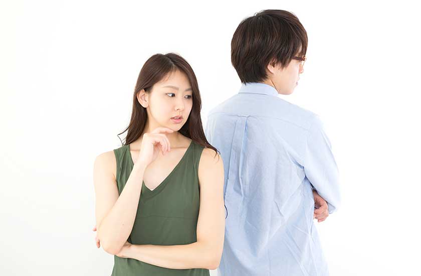 夫の浮気を疑う妻
