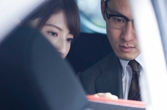 信用調査を行う経営者