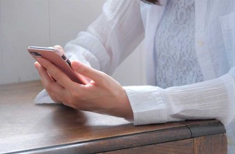 音信不通で安否を確認する女性