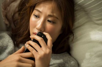 彼氏の浮気を疑い続け疲れている女性