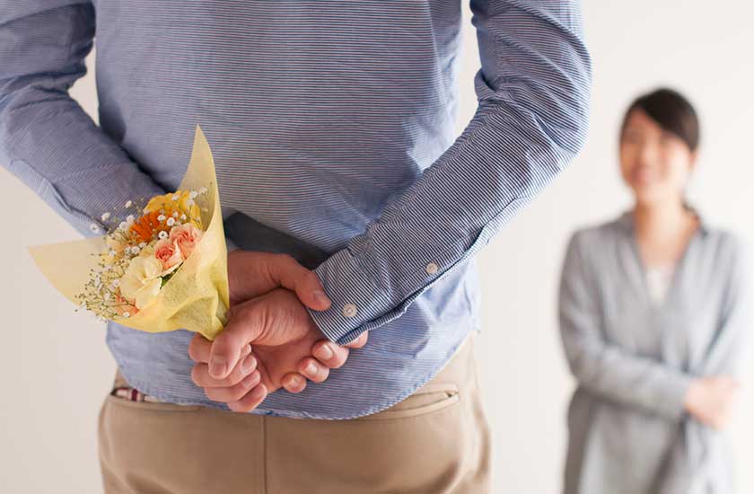 急に妻に優しく振る舞う夫
