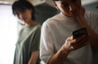 パートナーにスマホを見せない男性