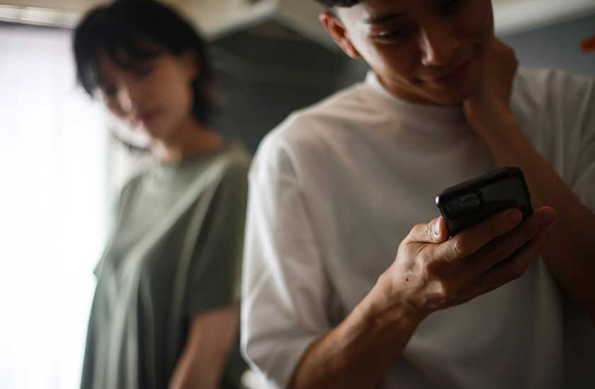 パートナーにスマホを見せない男性