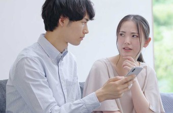 パートナーの浮気を疑う女性