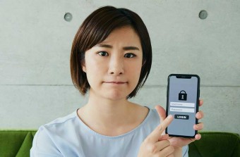 パートナーのスマホのロックが突然変わったことに疑問を持つ女性