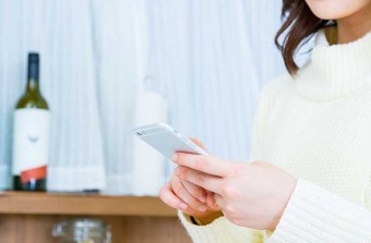 恩師の連絡先がわからない女性