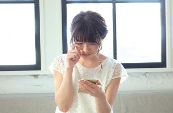 金銭トラブルに悩む女性