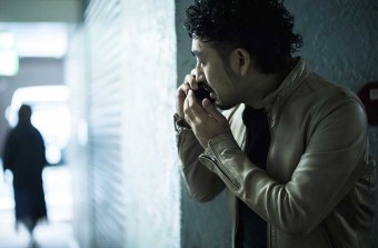 対象を尾行する探偵