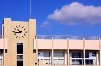 教師の浮気現場になる学校