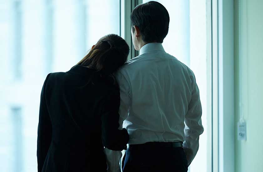 同僚と浮気する共働き妻