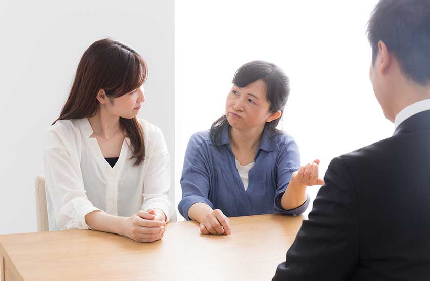 娘の彼氏を怪しむ母親