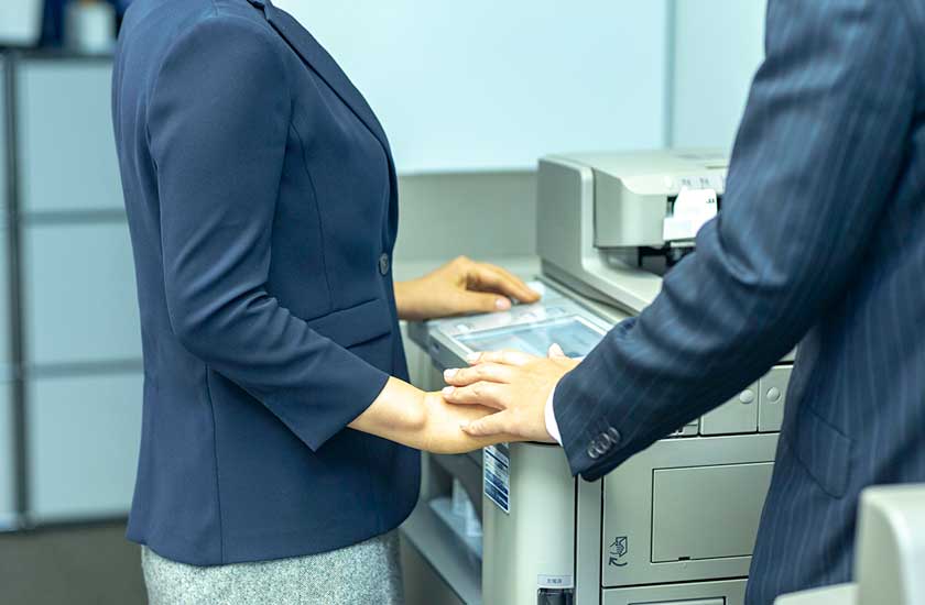 社内不倫する男性