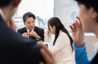 社会的制裁を受ける浮気中の男女