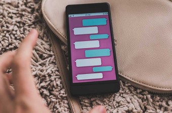 パートナーの浮気相手を探す男性