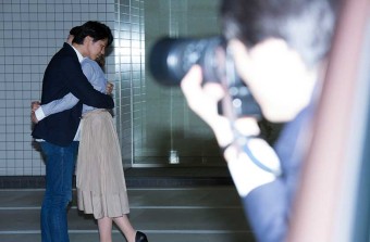 浮気調査を行う探偵