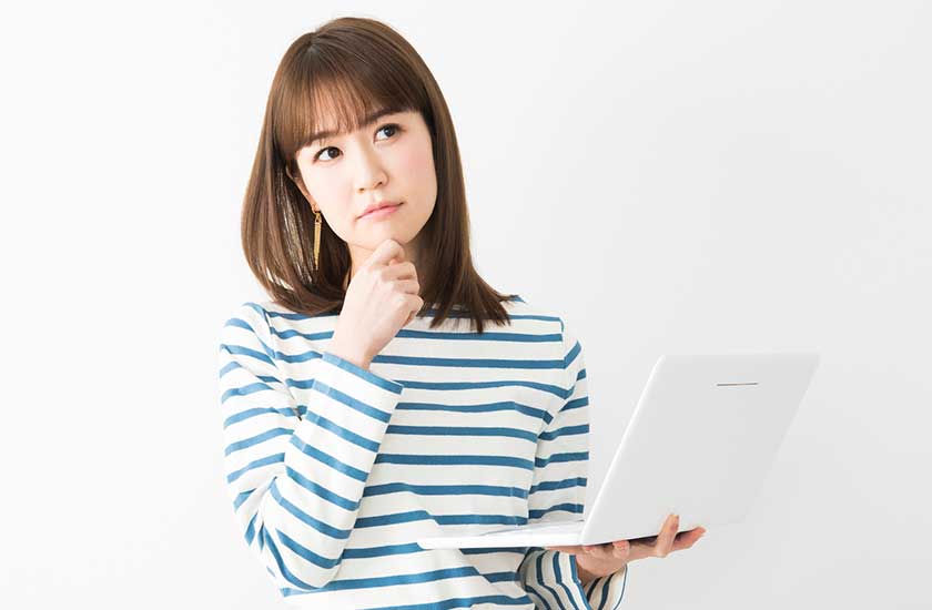 信頼できる探偵事務所の選び方について考える女性
