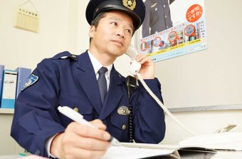 行方不明者の相談を受ける警察官