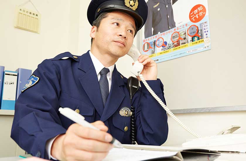 行方不明者の相談を受ける警察官