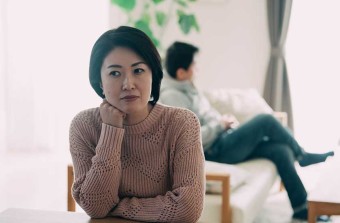 家族に絶対バレずに探偵への相談を考える女性
