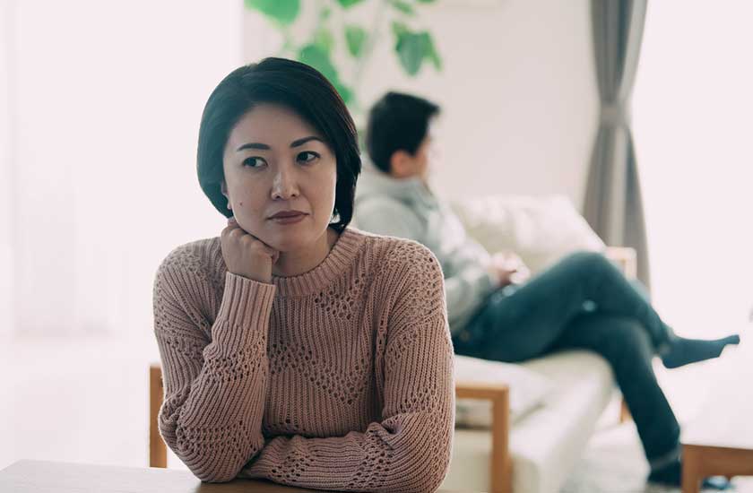 家族に絶対バレずに探偵への相談を考える女性