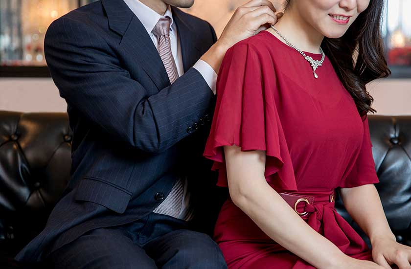 浮気相手にプレゼントを送る男性