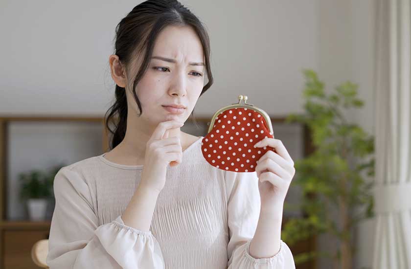 探偵事務所の料金プランについて考える女性