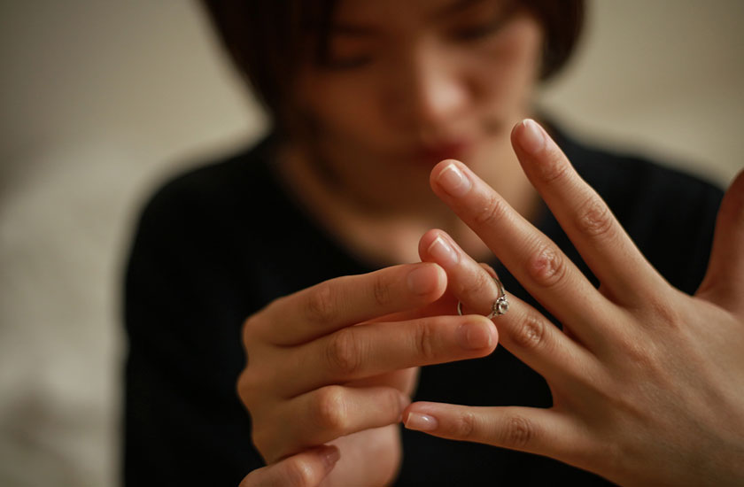 社内不倫が原因で離婚を考える女性