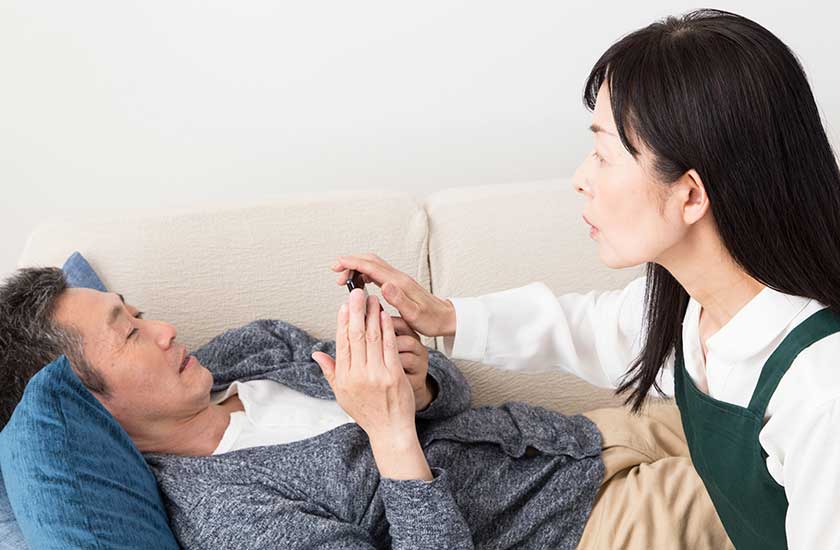 パートナーにスマホを見せることを拒絶する男性