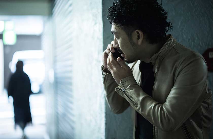 浮気相手を尾行する探偵