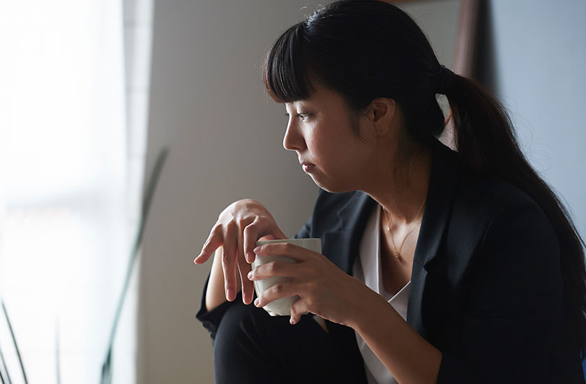 実父との再会の前に心の準備をする女性