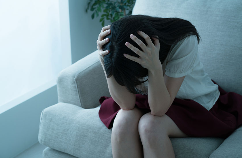 婚約者が音信不通になった事に悩む女性