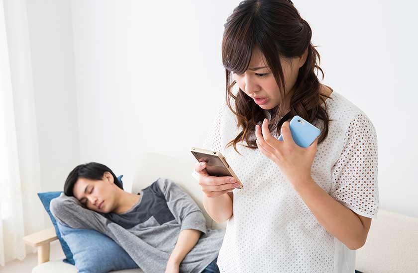 無断でパートナーのスマホを見る女性