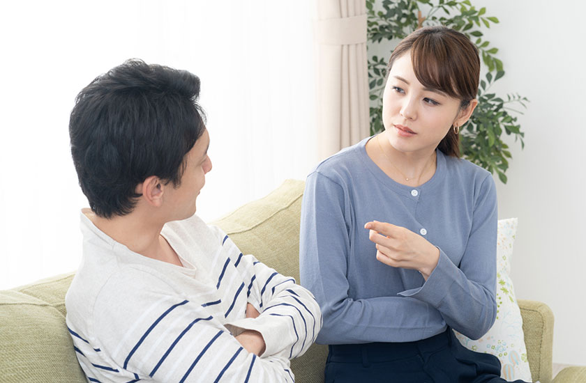 浮気の疑いについて感情的に夫を問い詰める妻