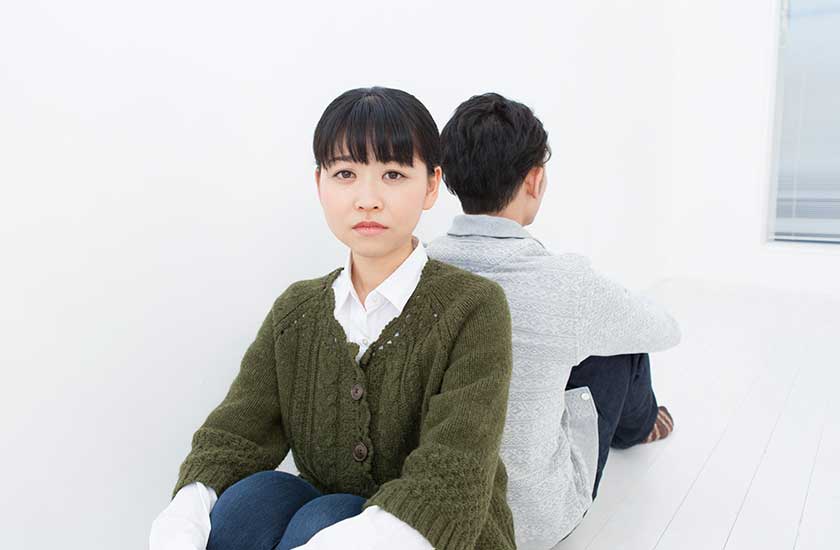 疑う恋愛から抜け出すための今後の選択肢を考える女性