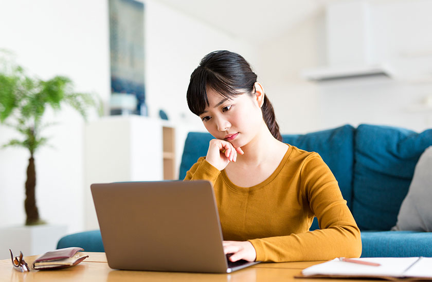 浮気調査の目的を考える女性