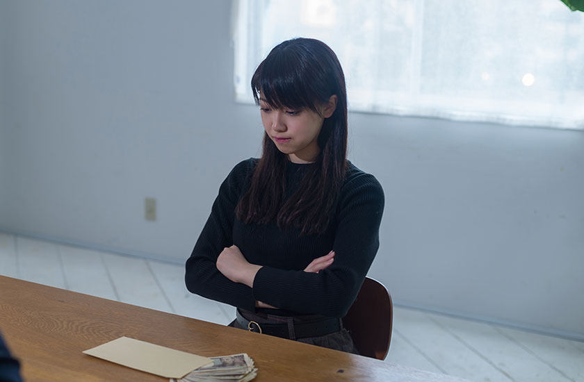 慰謝料を請求する女性