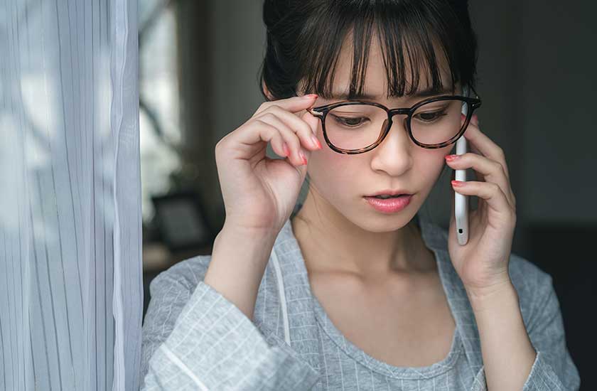 電話で探偵事務所に相談する依頼者