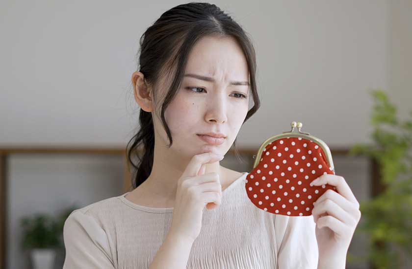 婚前調査の料金・費用相場について考える女性
