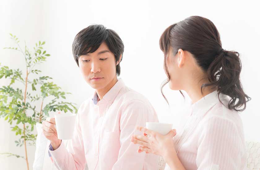 探るような質問をした際に、会話がぎこちなくなった男性