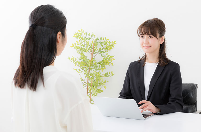 夫の社内不倫を探偵に相談する女性