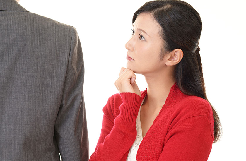 夫のおかしな行動を観察する妻