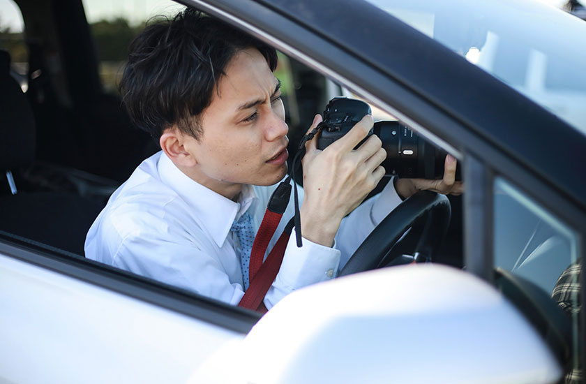 浮気調査中の探偵
