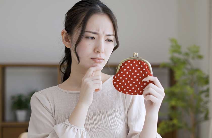 結婚前の身辺調査にかかる費用に悩む女性